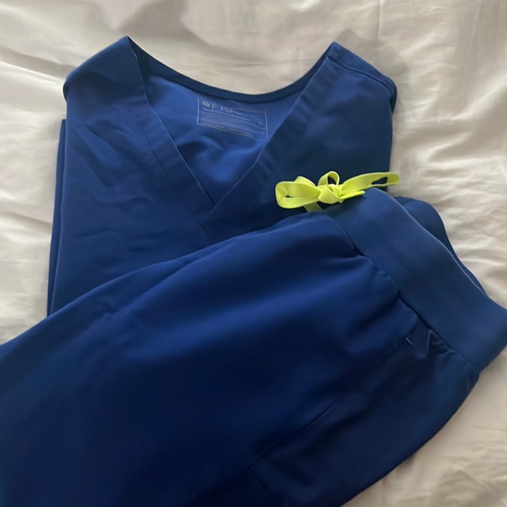 Electric blue figs top